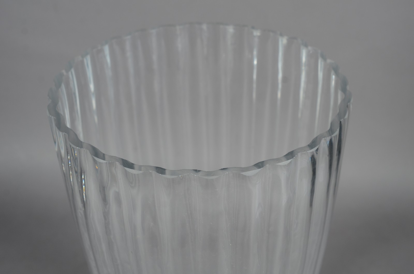 Vaso de vidro decorativo frisado. - foto 2 de 4