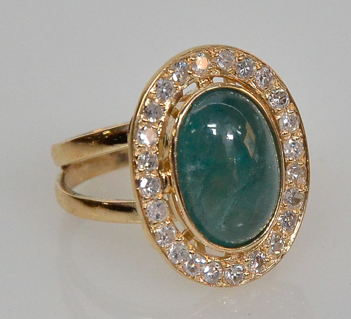 Anel de ouro 18 k, esmeralda cabochon de aproximadamente 7,5 cts e 24...