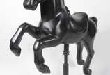 Grande escultura na forma de Cavalo de carrosse... - Grande escultura na forma de Cavalo de carrossel em fibra preta, sobre rodízios.