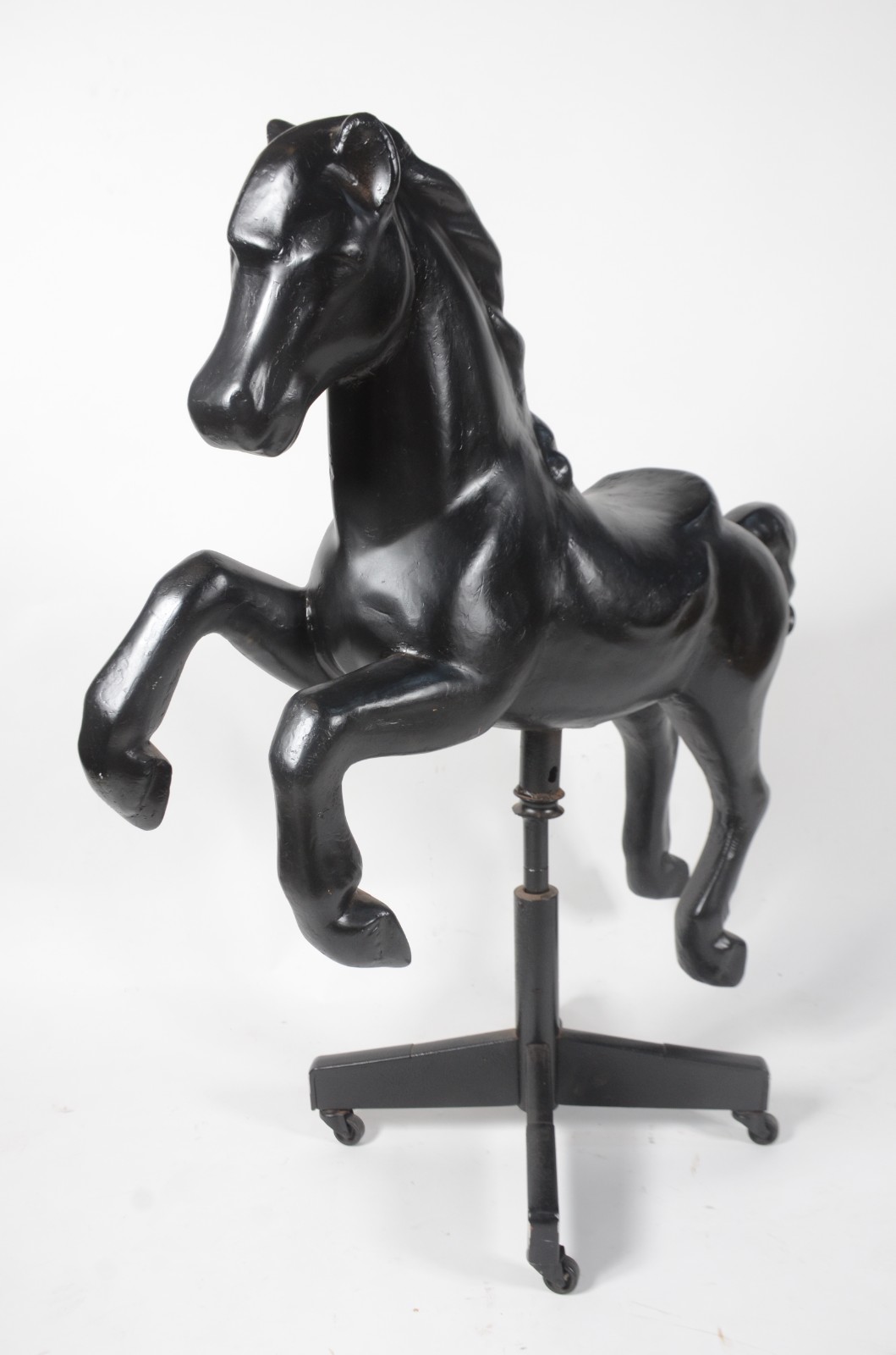 Grande escultura na forma de Cavalo de carrossel em fibra preta... - foto 1 de 6