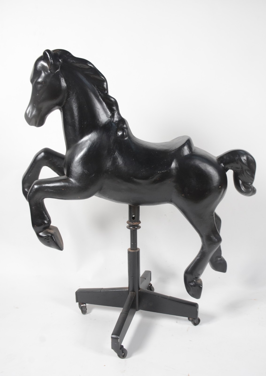 Grande escultura na forma de Cavalo de carrossel em fibra preta... - foto 4 de 6