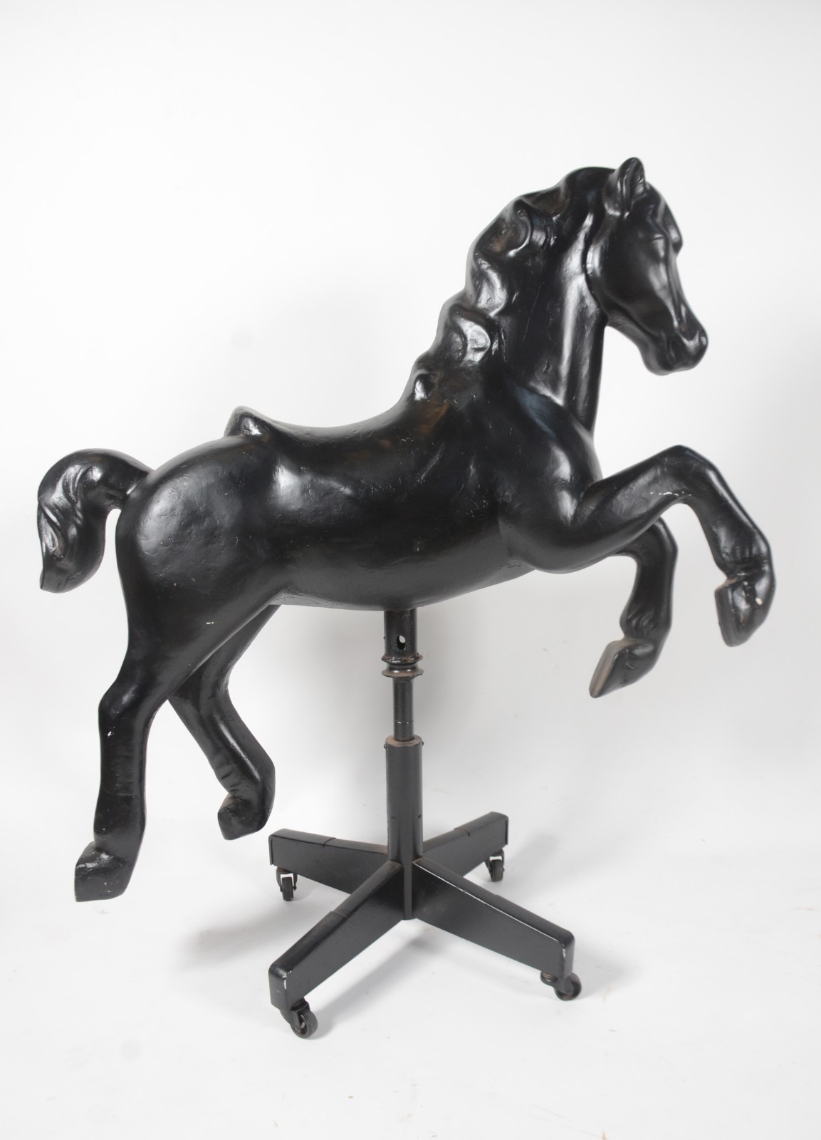 Grande escultura na forma de Cavalo de carrossel em fibra preta... - foto 5 de 6