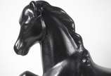 Grande escultura na forma de Cavalo de carrosse... - Grande escultura na forma de Cavalo de carrossel em fibra preta, sobre rodízios.