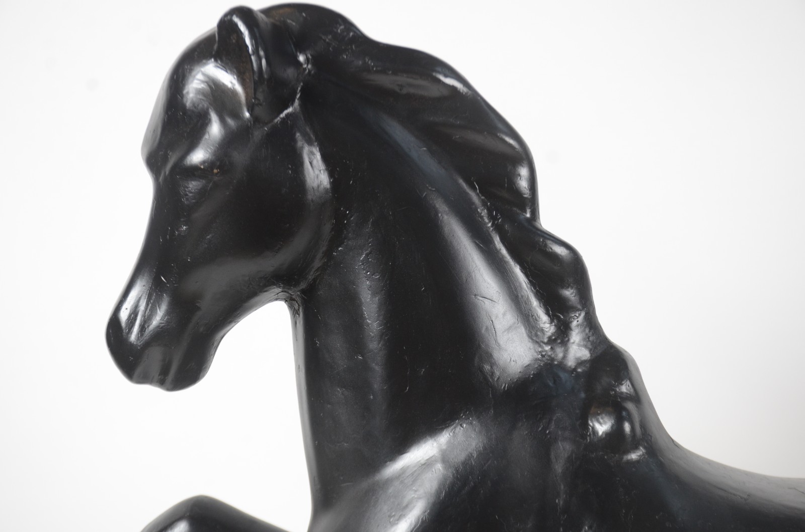 Grande escultura na forma de Cavalo de carrossel em fibra preta... - foto 6 de 6