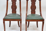 Conjunto com 4 cadeiras de madeira nobre, detal... - Conjunto com 4 cadeiras de madeira nobre, detalhes entalhados nos encostos, assentos estofados.