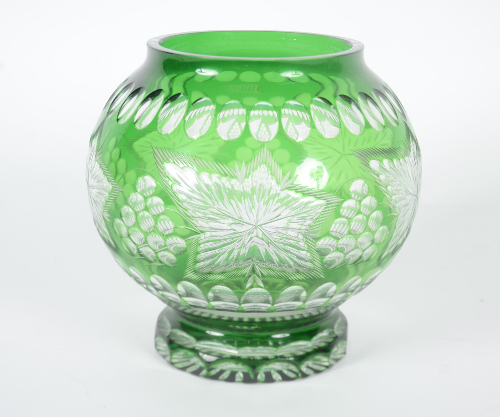Vaso de cristal doublé verde lapidado com cachos de uvas e folhas de... - foto 1 de 6