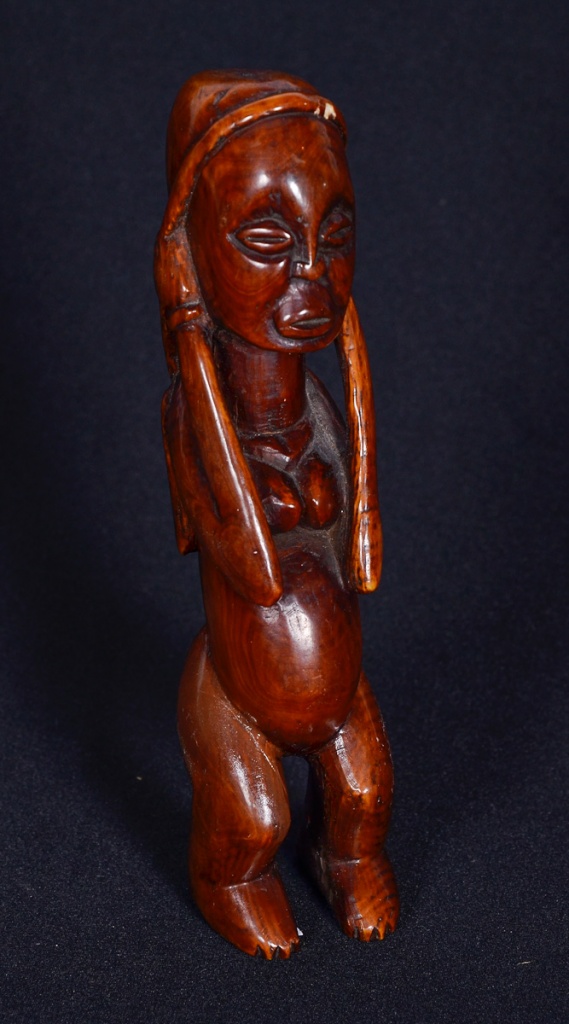 Estatueta de marfim repres.figura feminina, alt. 16.5 cm.