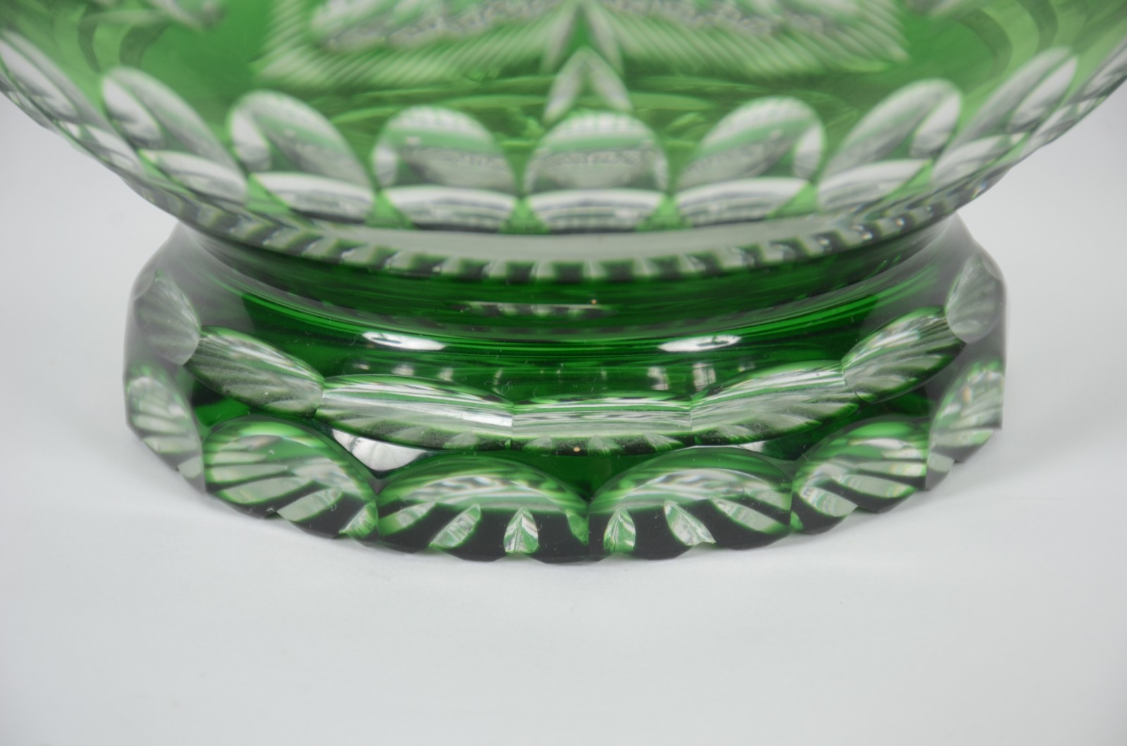 Vaso de cristal doublé verde lapidado com cachos de uvas e folhas de... - foto 2 de 6