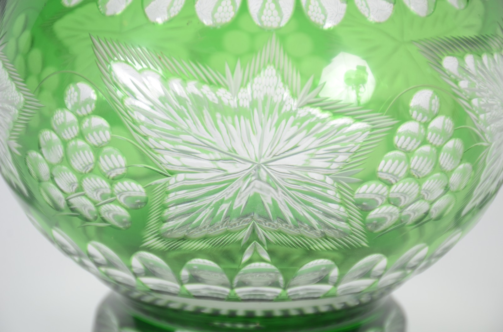 Vaso de cristal doublé verde lapidado com cachos de uvas e folhas de... - foto 3 de 6