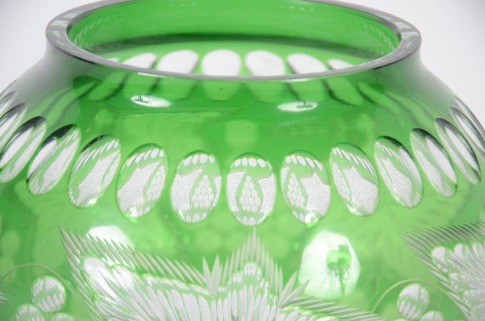 Vaso de cristal doublé verde lapidado com cachos de uvas e folhas de... - foto 4 de 6