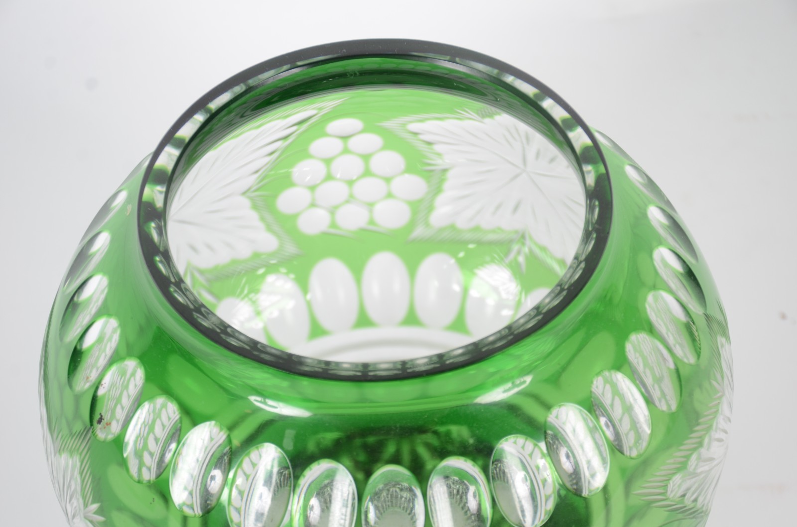 Vaso de cristal doublé verde lapidado com cachos de uvas e folhas de... - foto 5 de 6
