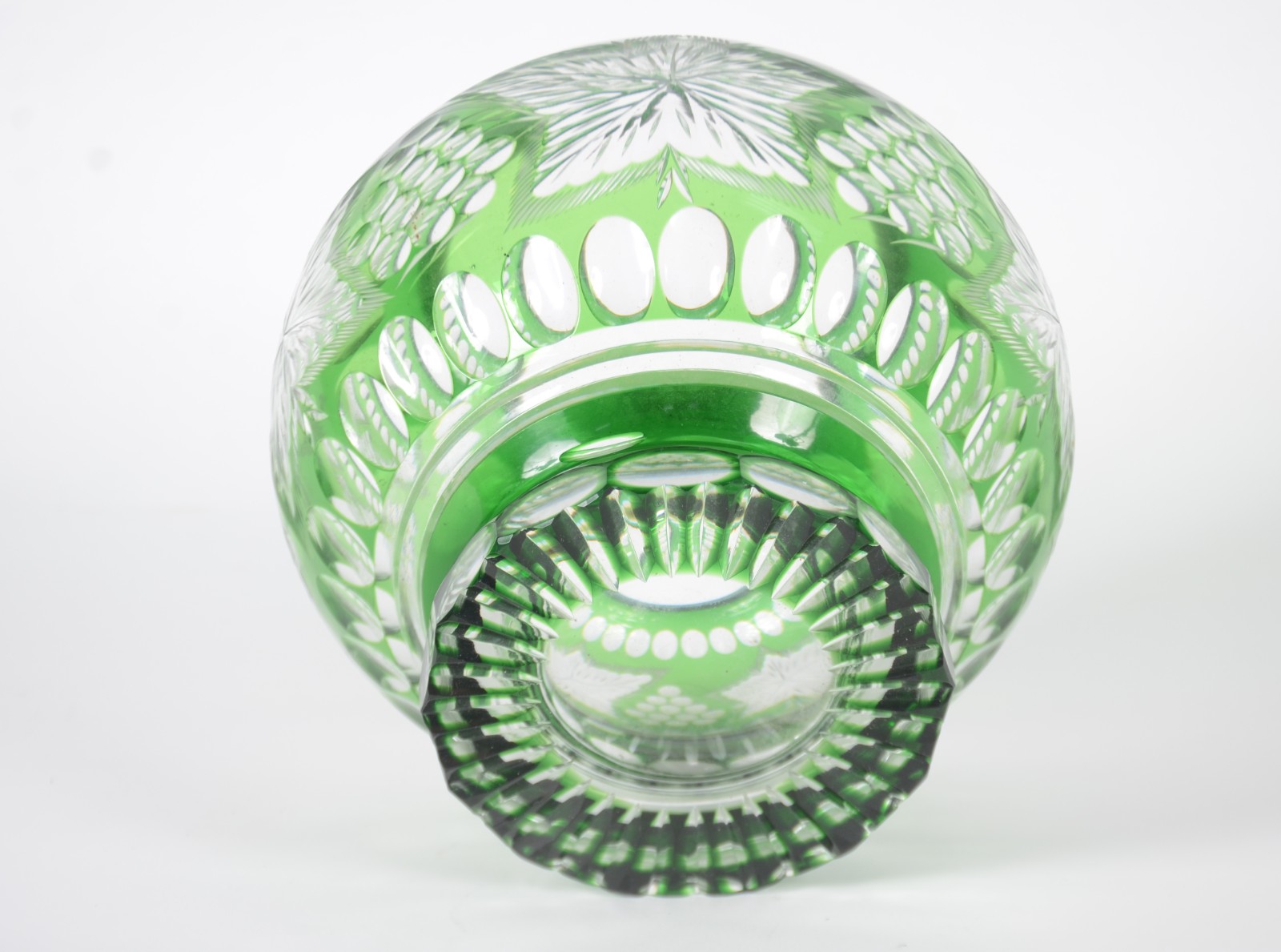 Vaso de cristal doublé verde lapidado com cachos de uvas e folhas de... - foto 6 de 6