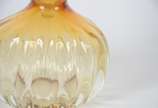 Licoreira de vidro decorativo na cor âmbar com ... - Licoreira de vidro decorativo na cor âmbar com gomos.