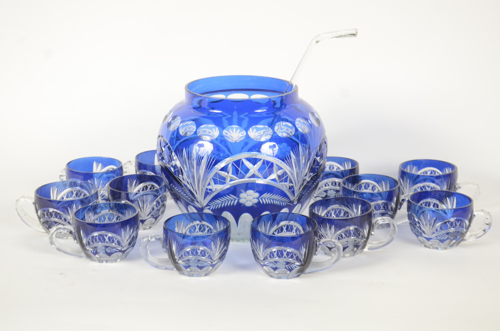 Poncheira de cristal lapidado doublé azul com concha e 12 canecas... - foto 1 de 7