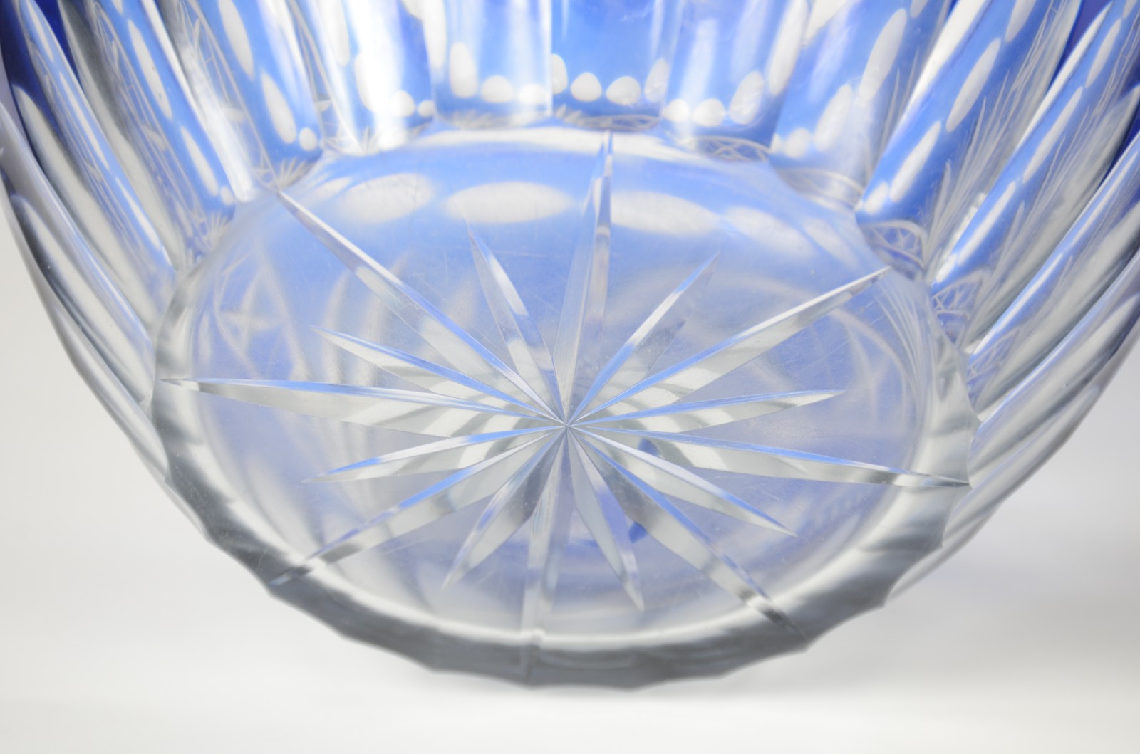 Poncheira de cristal lapidado doublé azul com concha e 12 canecas... - foto 5 de 7