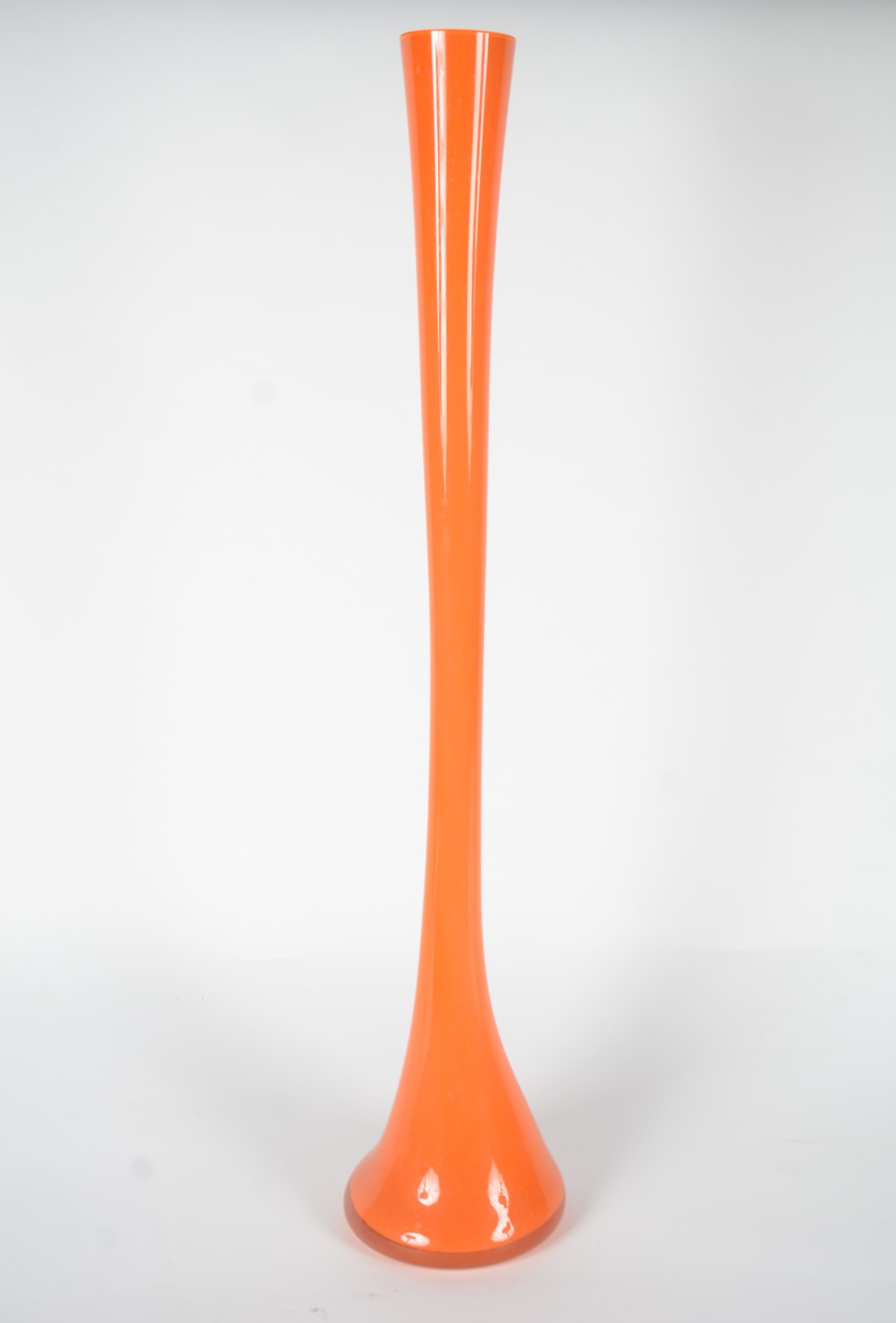 Vaso de vidro decorativo na cor laranja. - foto 1 de 3