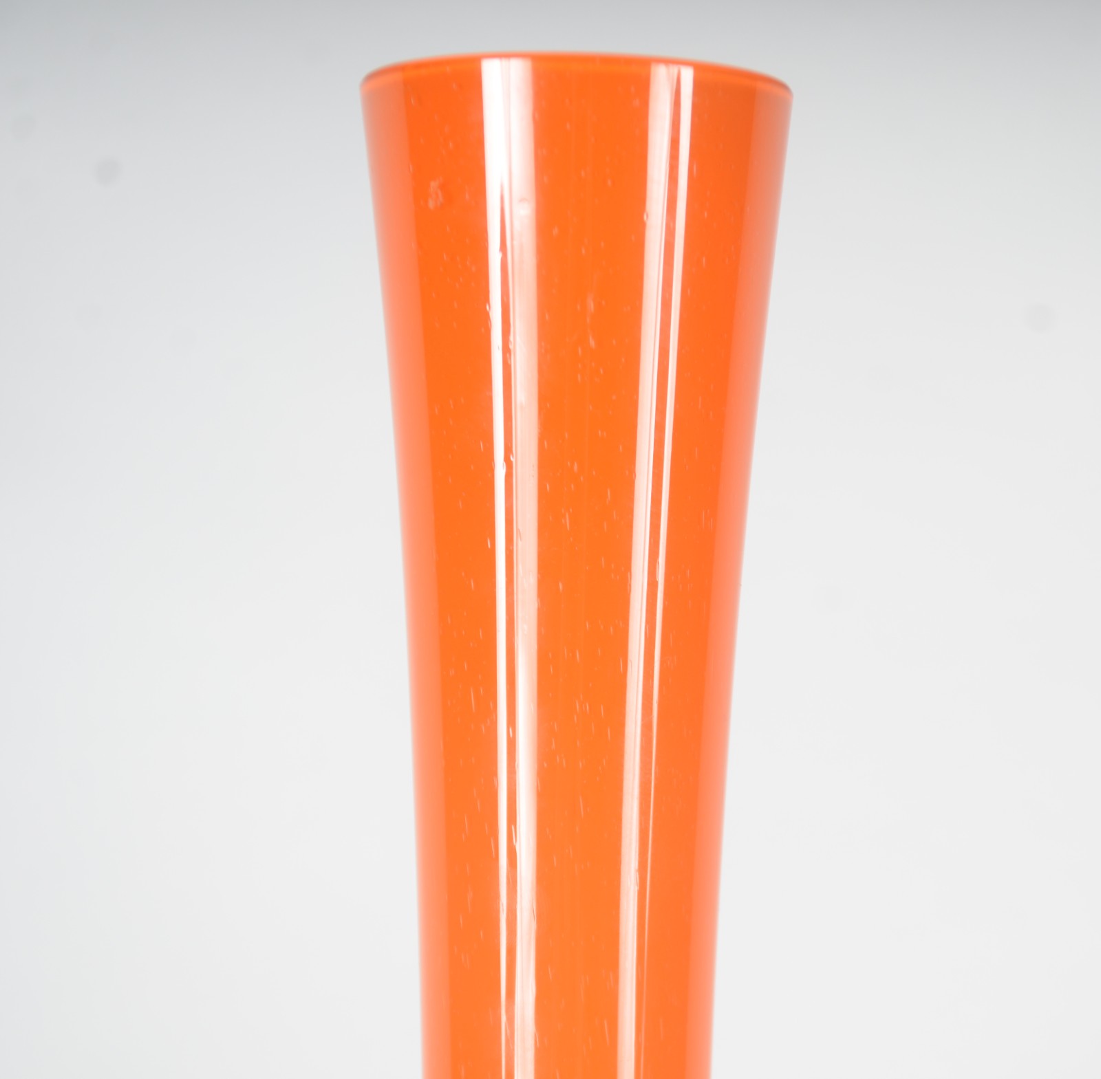 Vaso de vidro decorativo na cor laranja. - foto 2 de 3