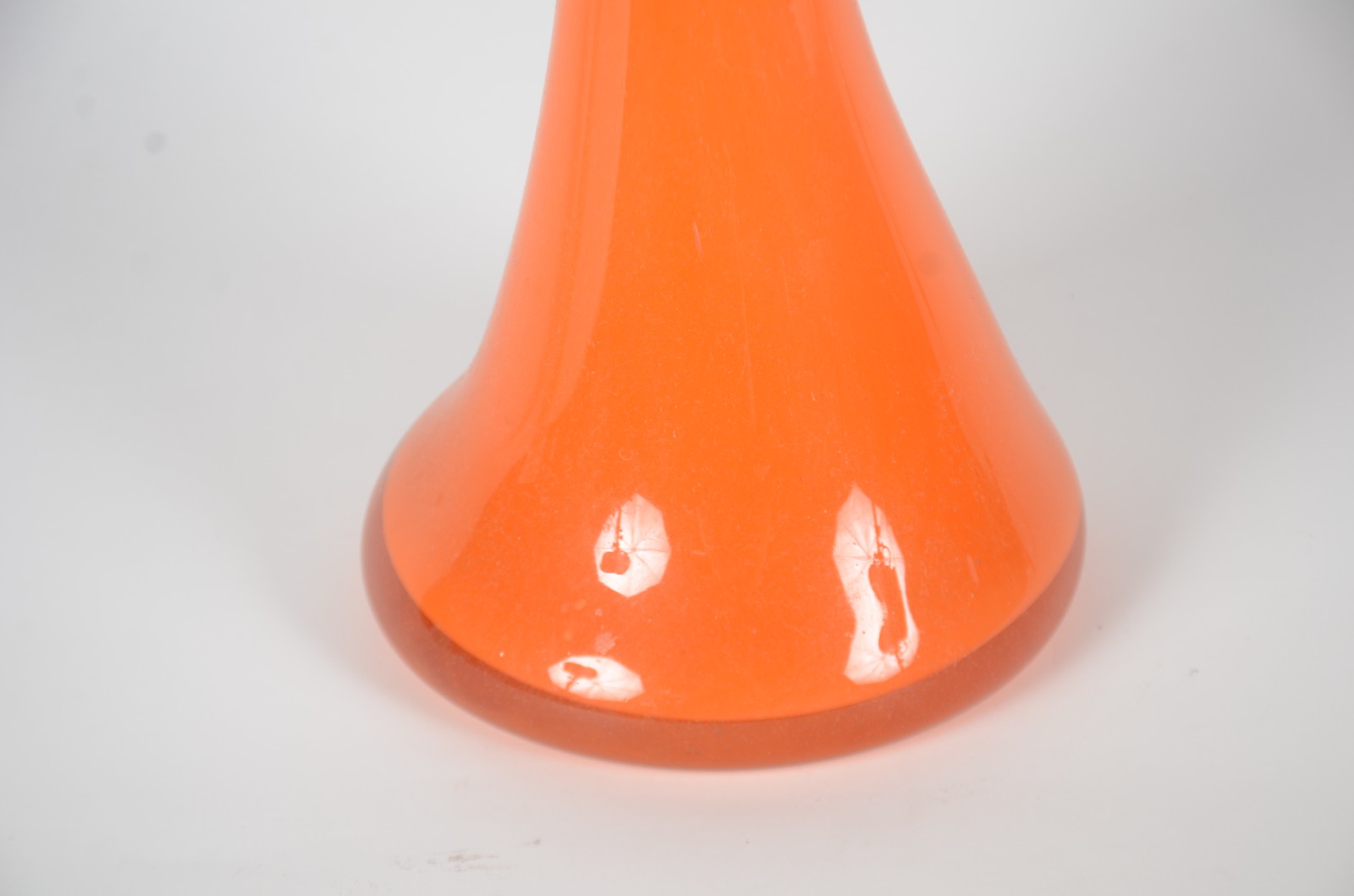 Vaso de vidro decorativo na cor laranja. - foto 3 de 3