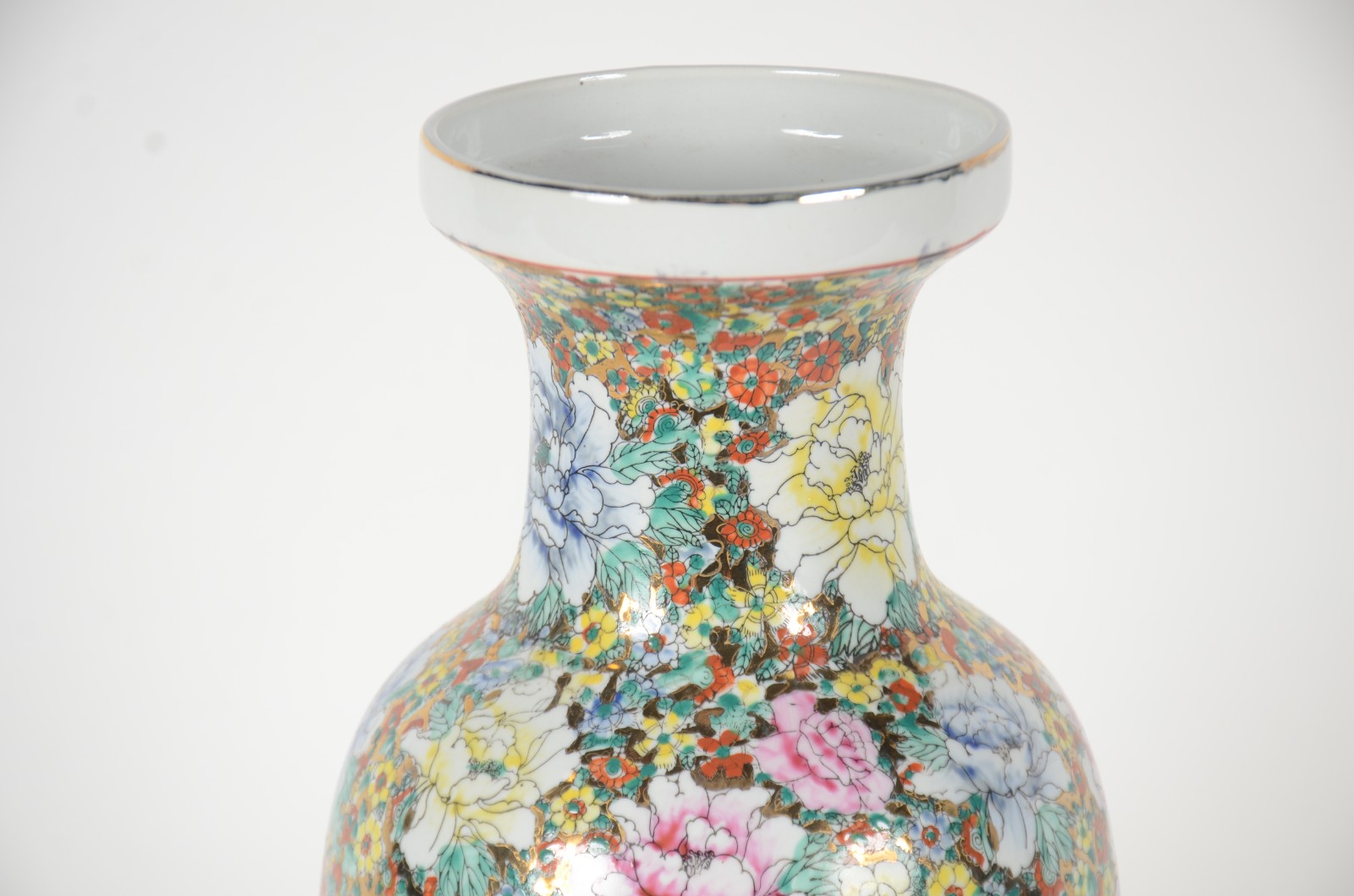 Vaso de porcelana oriental com flores em policromia. - foto 3 de 7