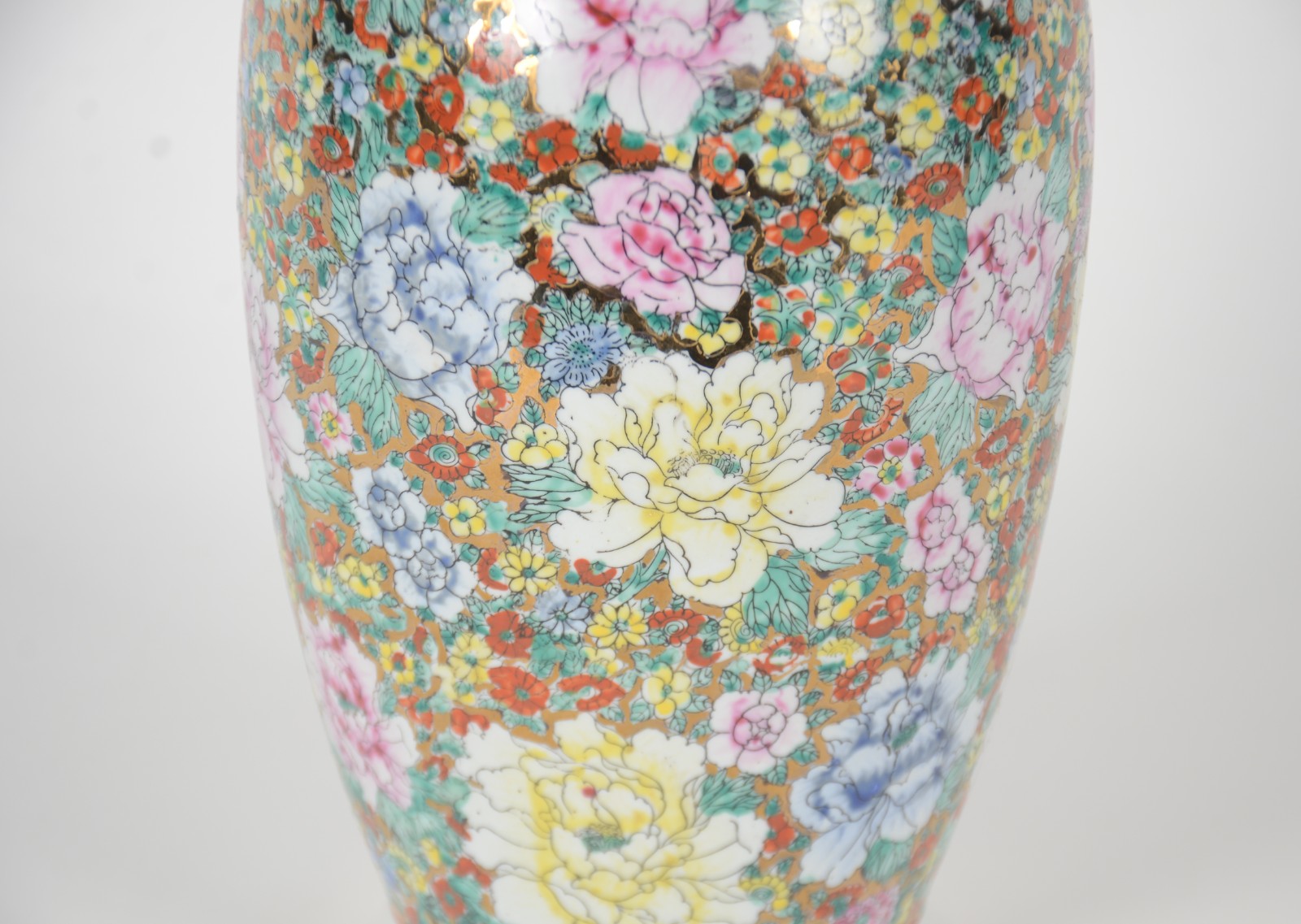 Vaso de porcelana oriental com flores em policromia. - foto 4 de 7