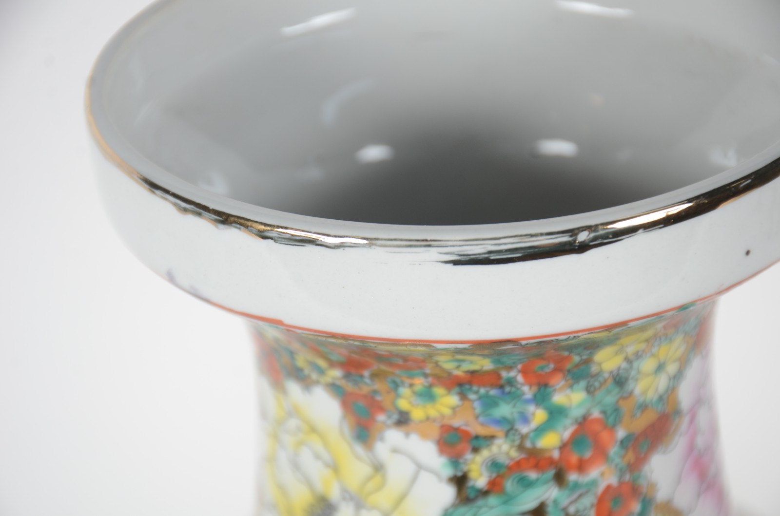 Vaso de porcelana oriental com flores em policromia. - foto 5 de 7