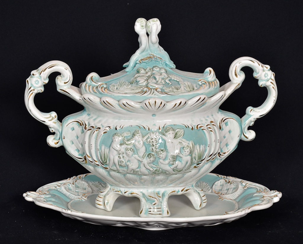 Sopeira com presentoir de faiança italiana Capo di Monti, alt.38 cm.
