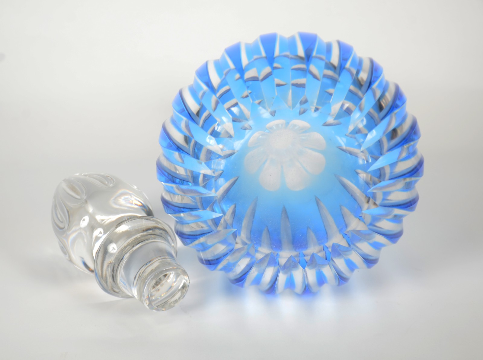 Garrafa de cristal doublé azul lapidado. - foto 7 de 7