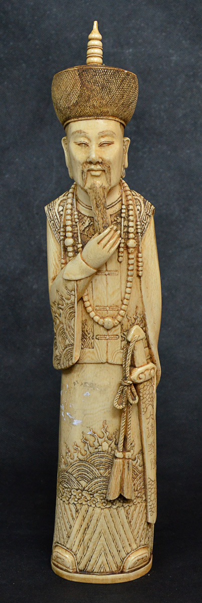 Estatueta de marfim repres. Mandarim, alt. 37 cm.