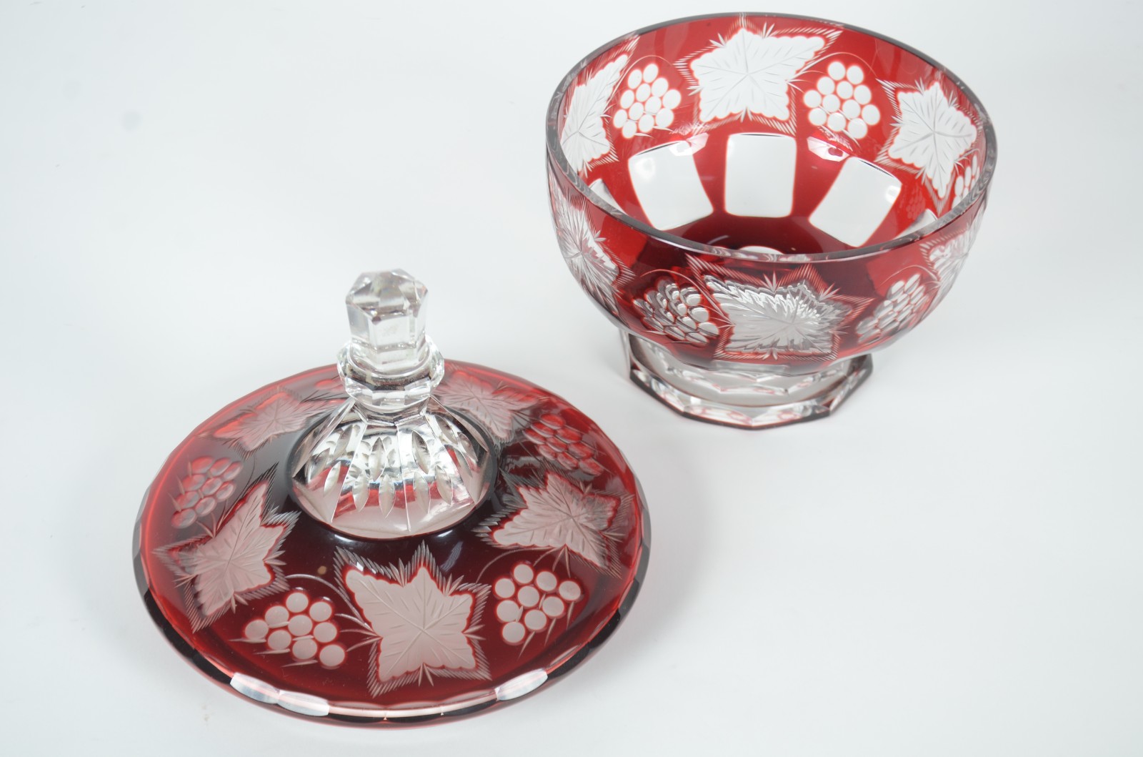 Bomboniere de cristal doublé rubi lapidado com cachos de uvas. - foto 4 de 6