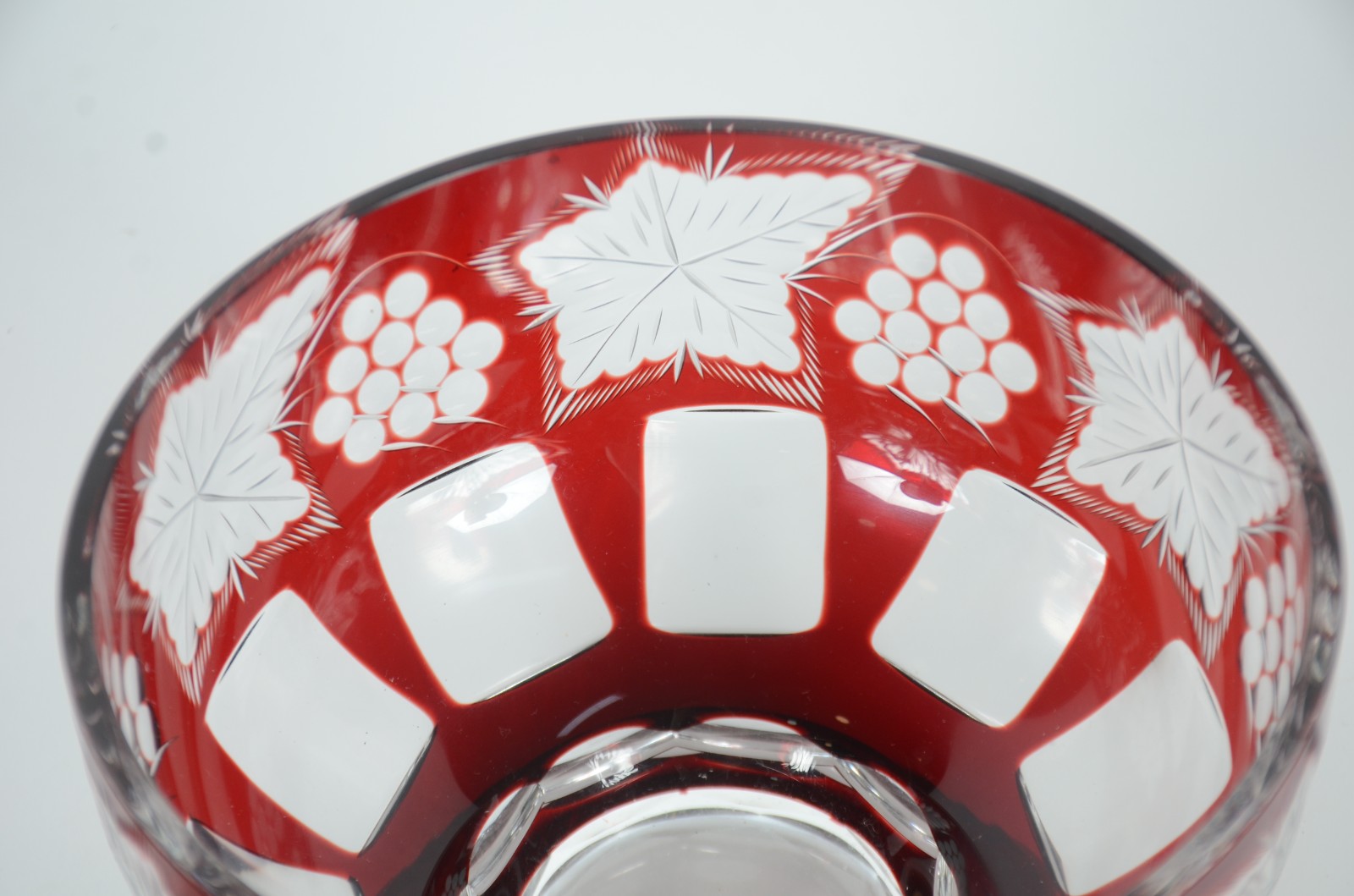 Bomboniere de cristal doublé rubi lapidado com cachos de uvas. - foto 5 de 6