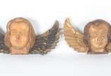 Par de cabeças de anjos de madeira entalhada e ... - Par de cabeças de anjos de madeira entalhada e realces dourados.