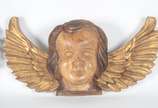 Par de cabeças de anjos de madeira entalhada e ... - Par de cabeças de anjos de madeira entalhada e realces dourados.
