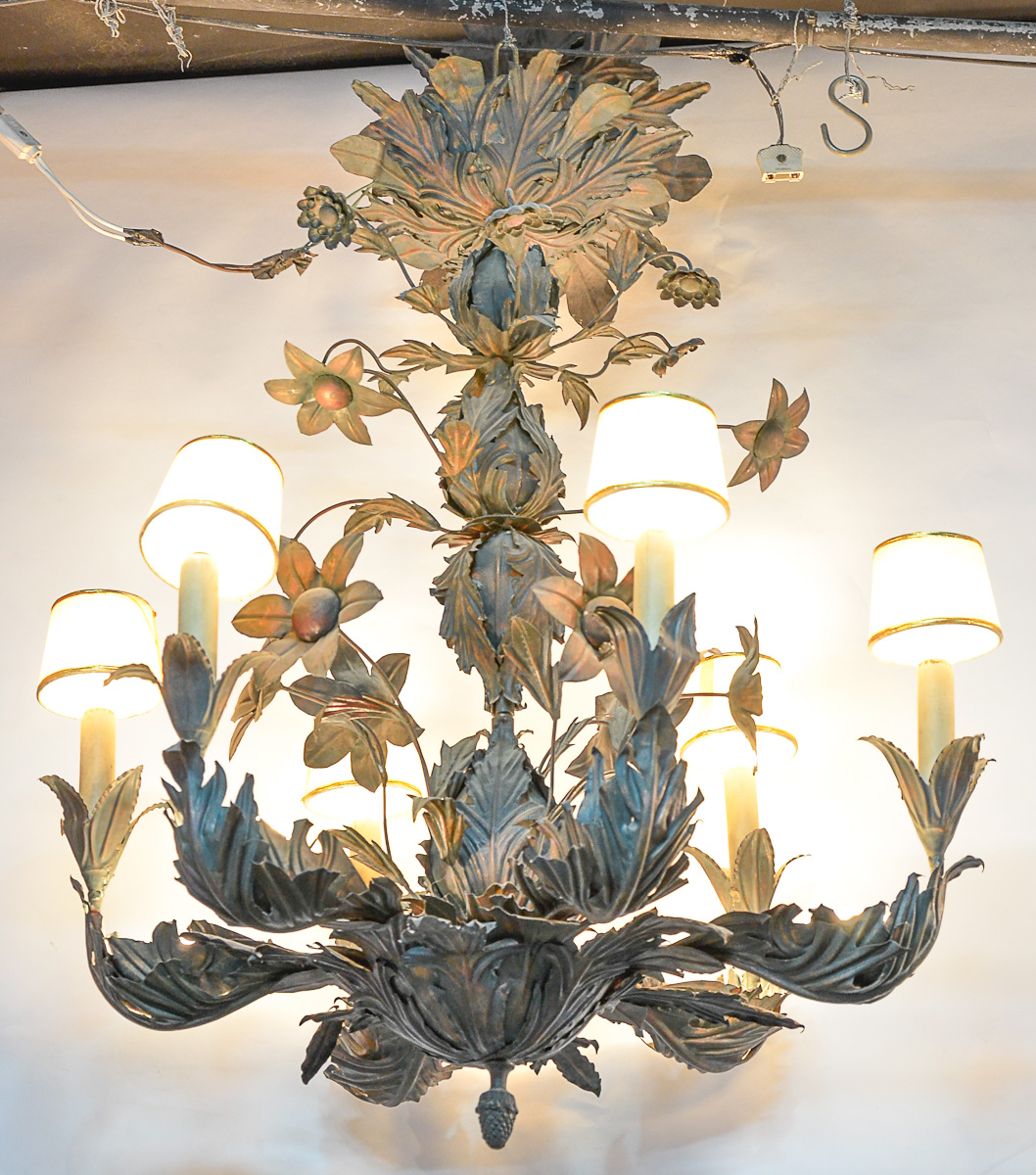 Lustre com folhas de metal patinado, alt.82 cm, diam. 55 cm.