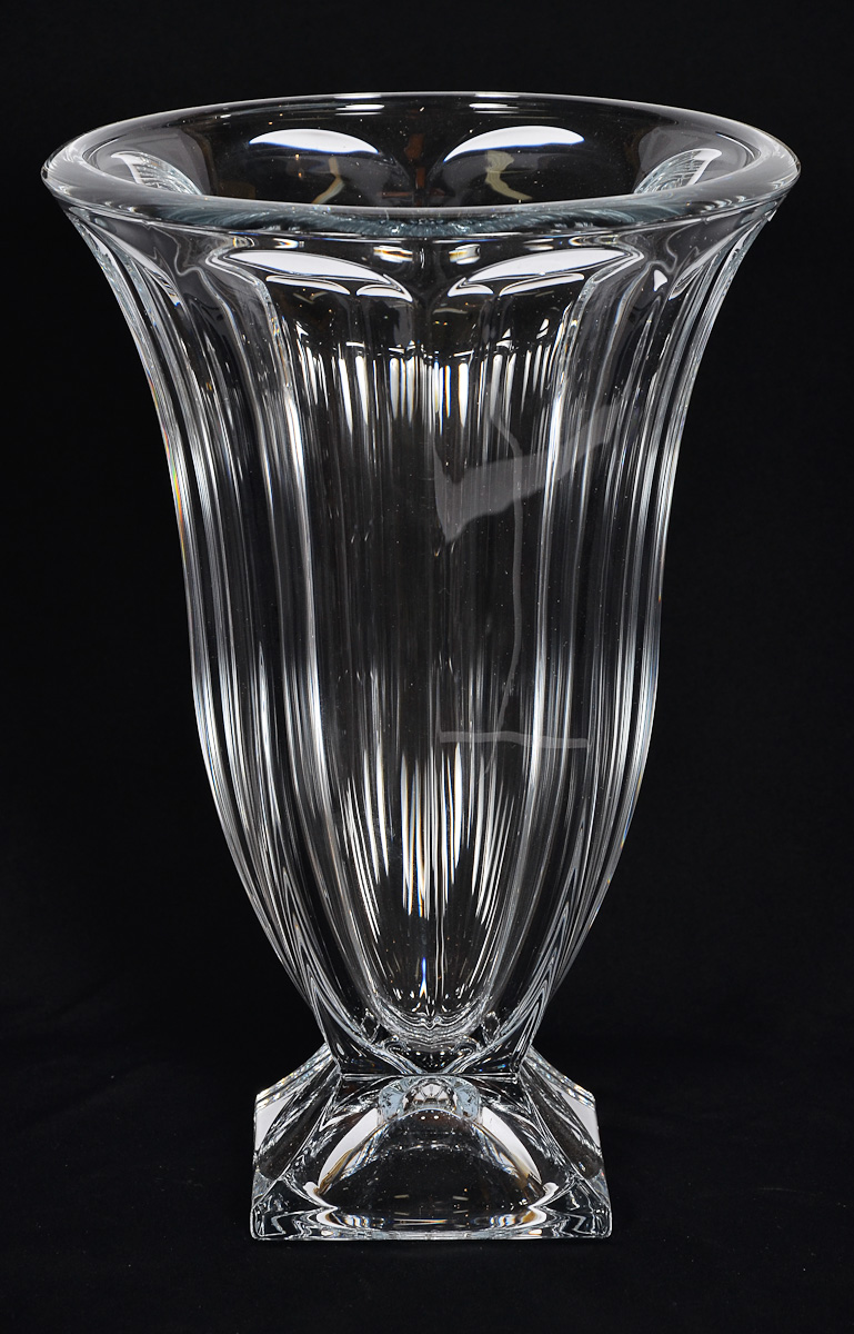Vaso de cristal europeu facetado, alt.36 diam.25 cm.
