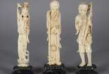 Três estatuetas de marfim, representando gueixa... - Três estatuetas de marfim, representando gueixa, sábio e pescador, bases de madeira.