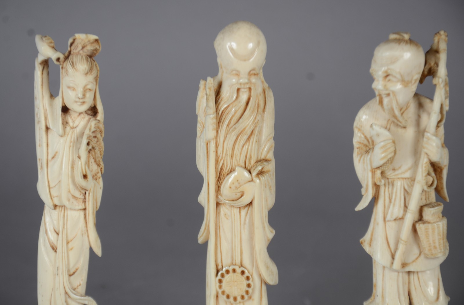 Três estatuetas de marfim, representando gueixa, sábio e pescador... - foto 2 de 6
