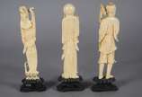Três estatuetas de marfim, representando gueixa... - Três estatuetas de marfim, representando gueixa, sábio e pescador, bases de madeira.