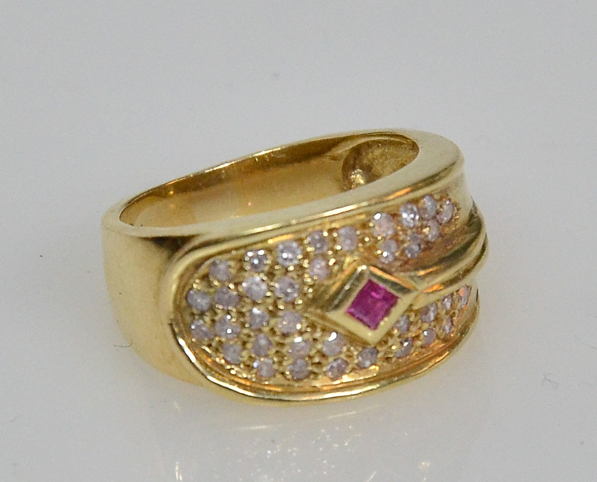 Anel de ouro 18 k com rubi oriental no centro e 36 brilhantes, peso...