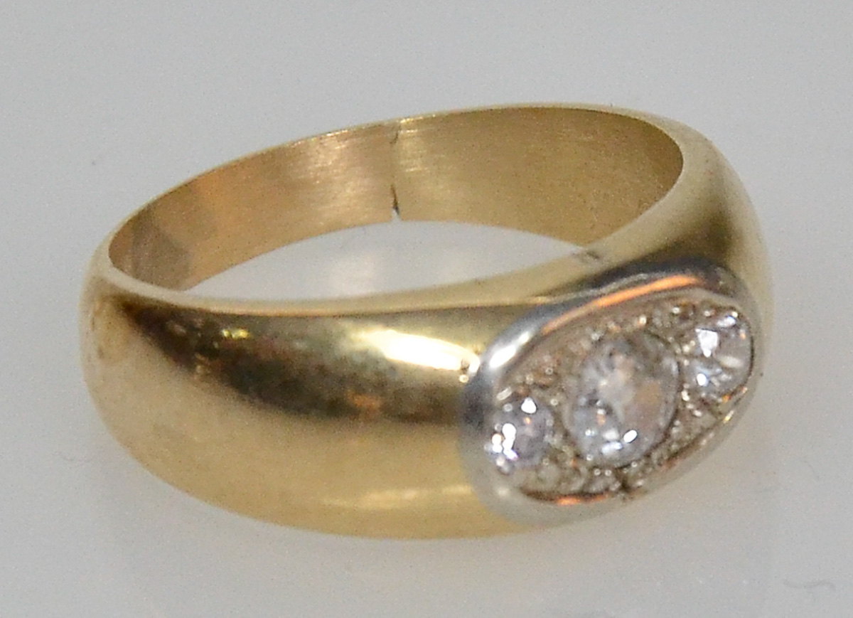 Anel de ouro 18 k com 3 brilhantes com 1,80 cts, peso 8,2 g.