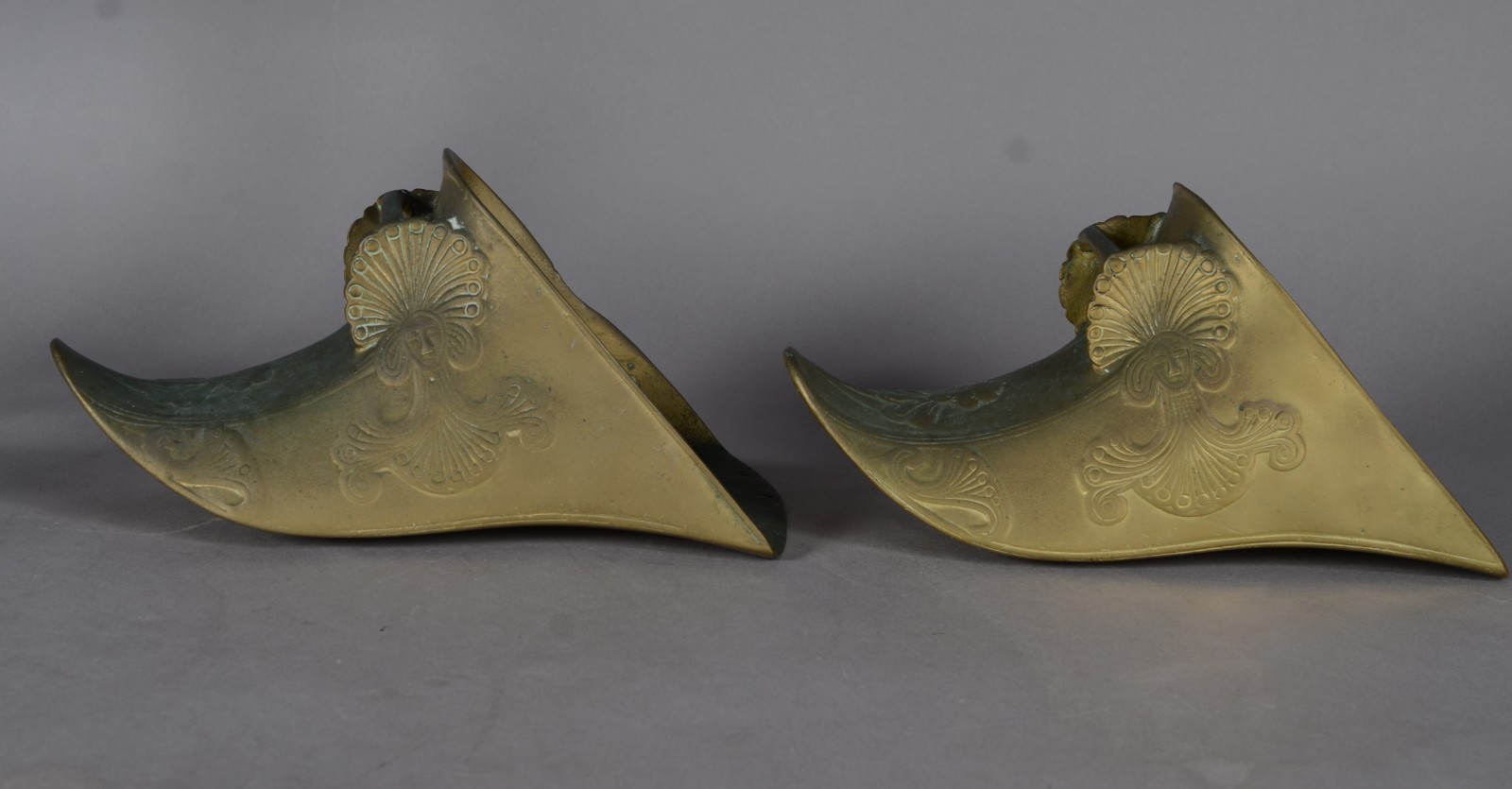 Diversas peças, sendo: par de sapatas de metal dourado e par de... - foto 2 de 10