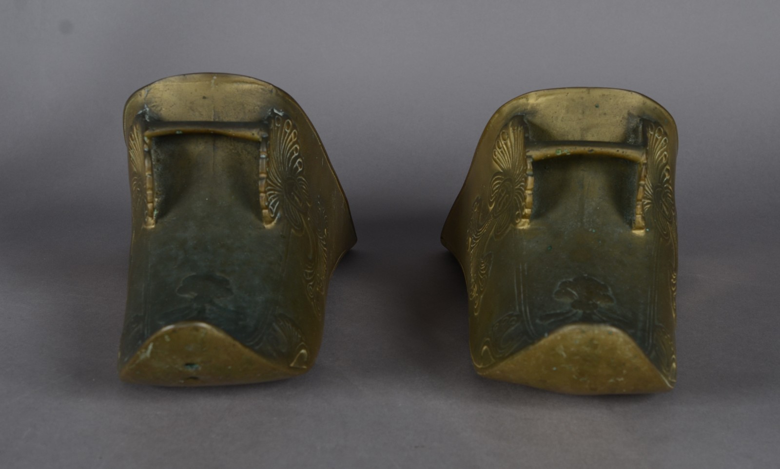 Diversas peças, sendo: par de sapatas de metal dourado e par de... - foto 3 de 10