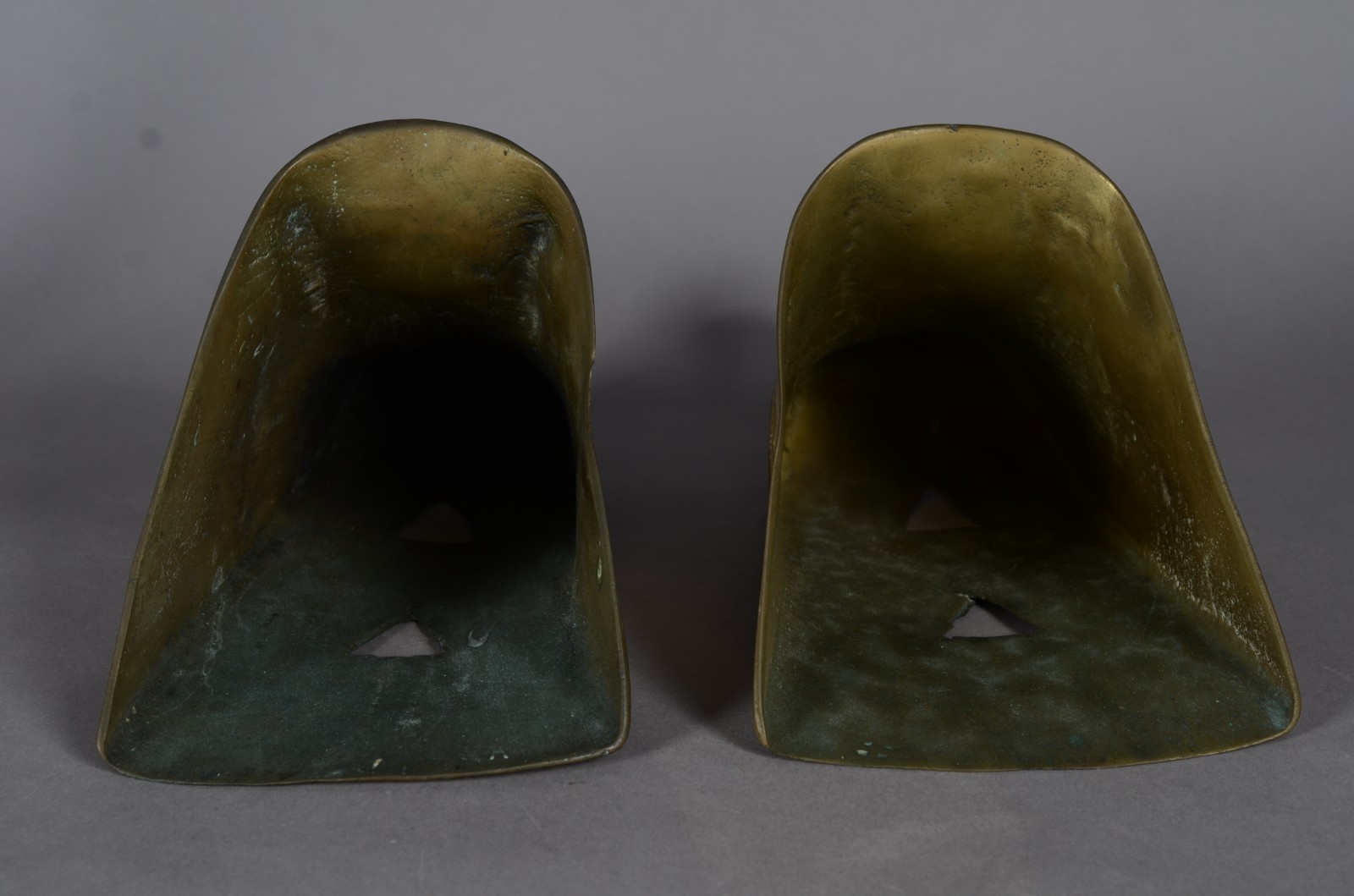 Diversas peças, sendo: par de sapatas de metal dourado e par de... - foto 5 de 10
