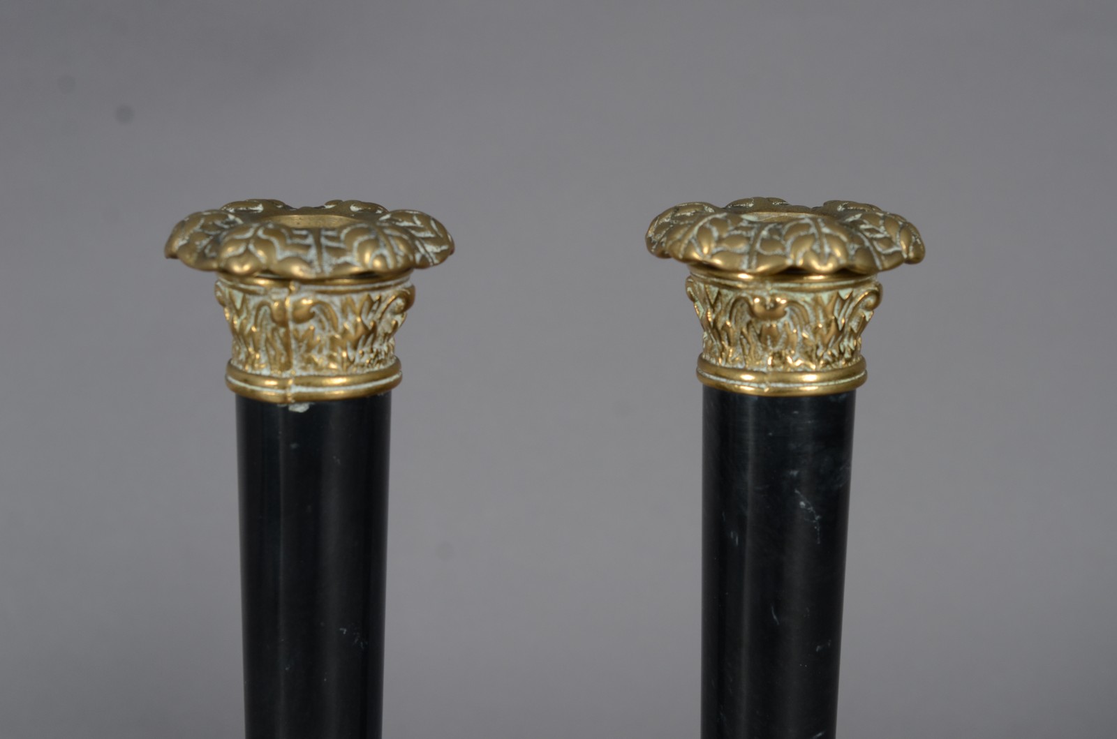 Diversas peças, sendo: par de sapatas de metal dourado e par de... - foto 7 de 10