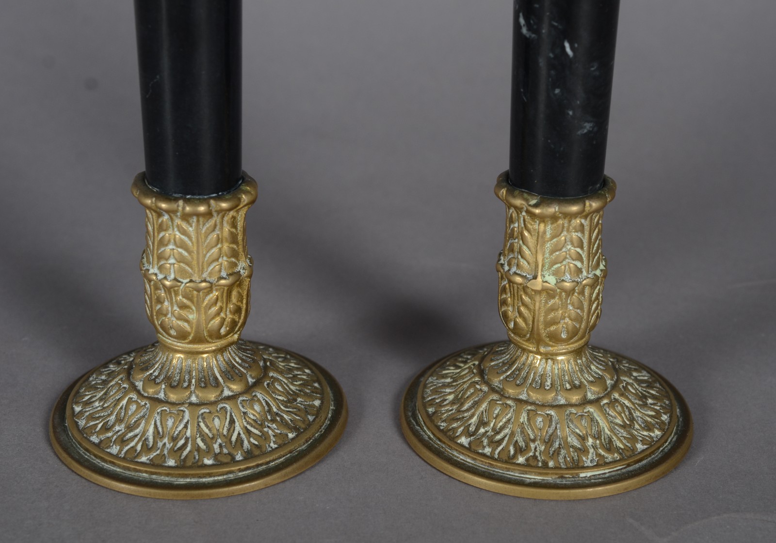 Diversas peças, sendo: par de sapatas de metal dourado e par de... - foto 8 de 10