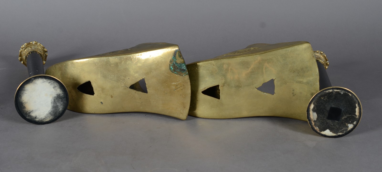 Diversas peças, sendo: par de sapatas de metal dourado e par de... - foto 9 de 10