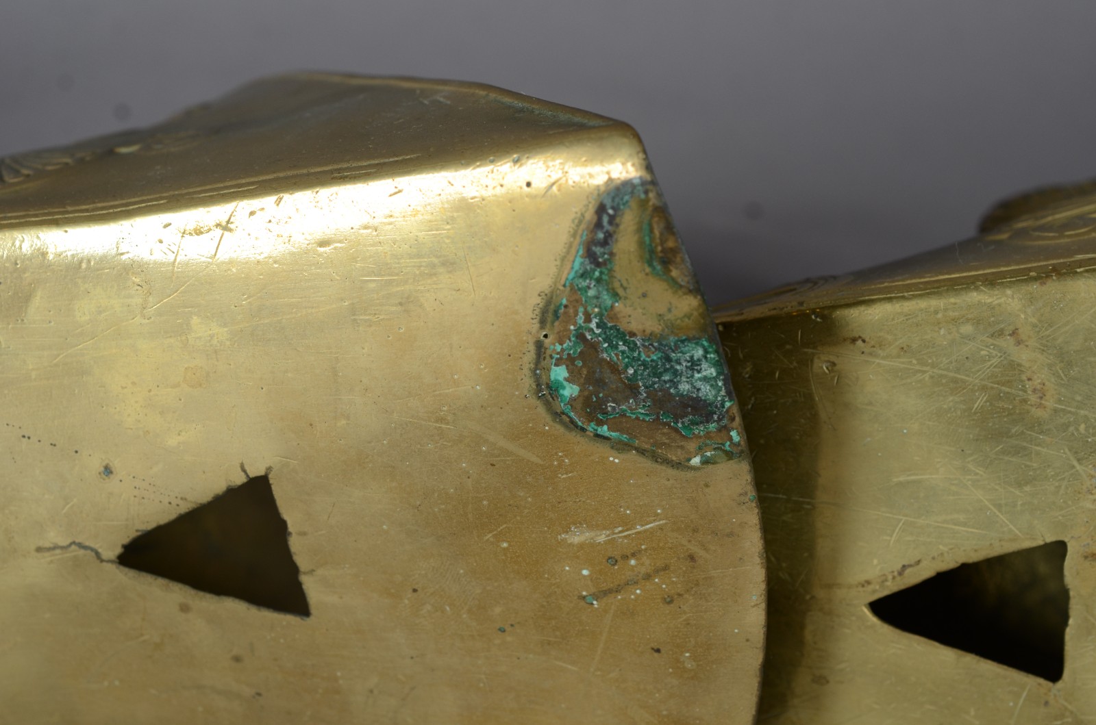 Diversas peças, sendo: par de sapatas de metal dourado e par de... - foto 10 de 10