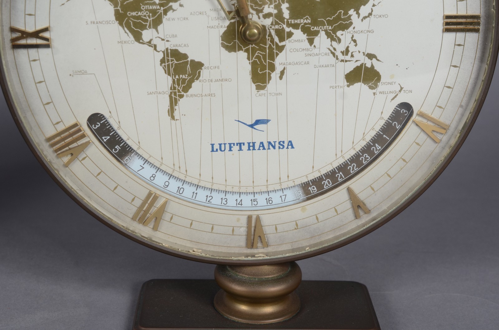 Três relógios diversos de mesa, sendo um Kienzle da Lufthansa; um... - foto 5 de 9