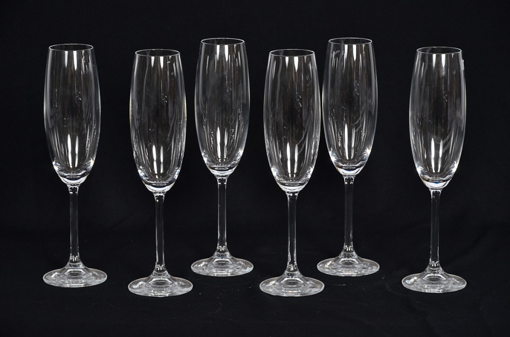 Seis flutes de cristal para champagne.