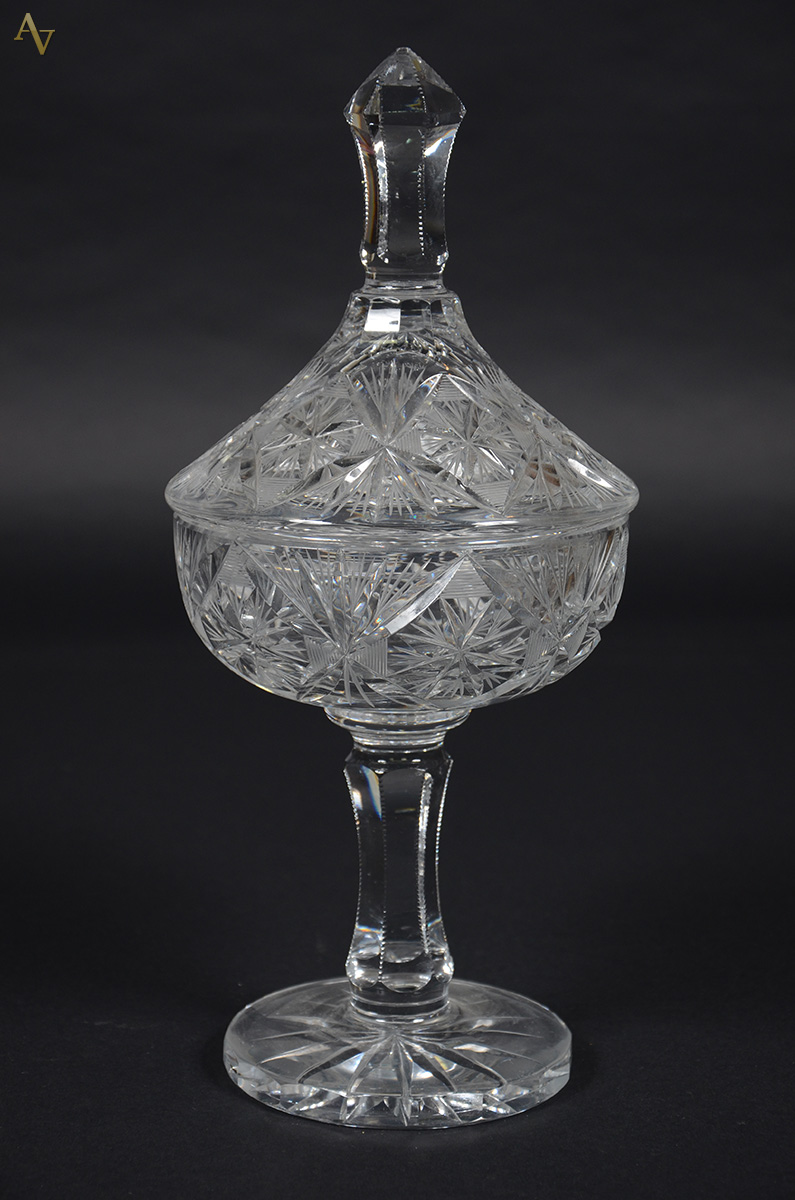 Compoteira de cristal tcheco lapidado. Altura 35 cm.