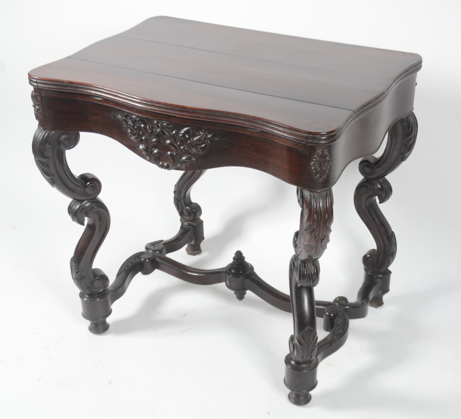 Mesa auxiliar de madeira nobre, saia recortada, quatro pernas... - foto 1 de 11